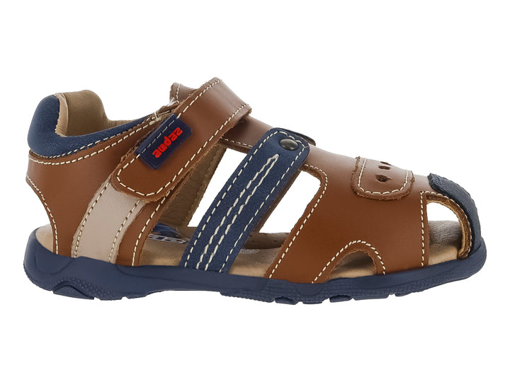 Sandalia para niño color miel con detalles en azul, cierre de velcro y suela azul.