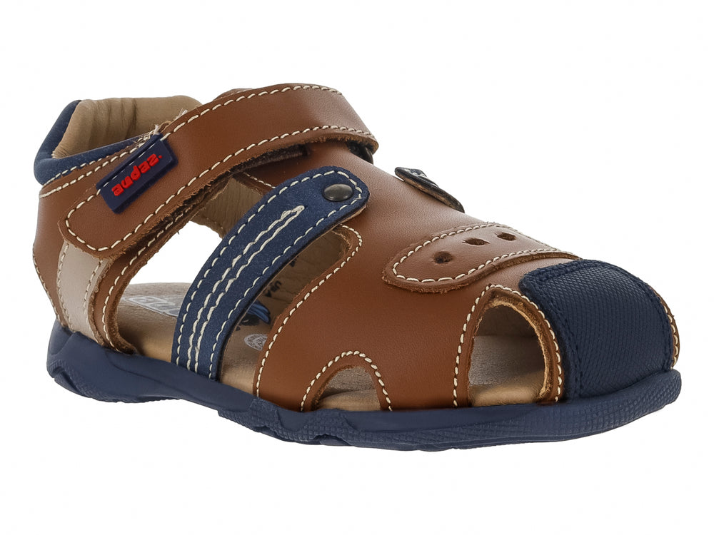 Sandalia para niño color miel con detalles en azul, cierre de velcro y suela azul.