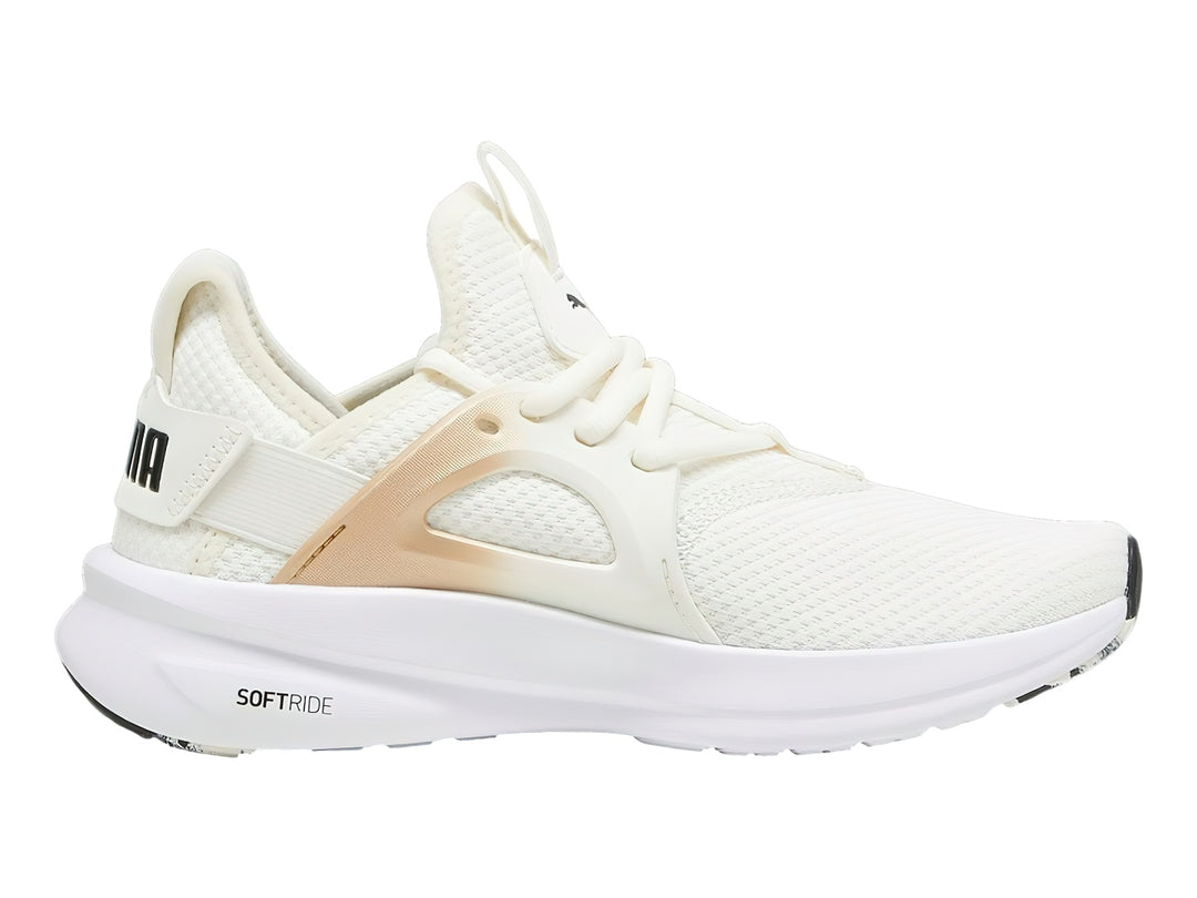 Tenis deportivos PUMA color blanco con detalles en dorado y suela blanca.