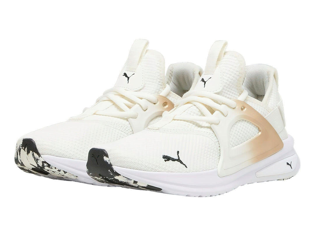 Tenis deportivos PUMA color blanco con detalles en dorado y suela blanca.