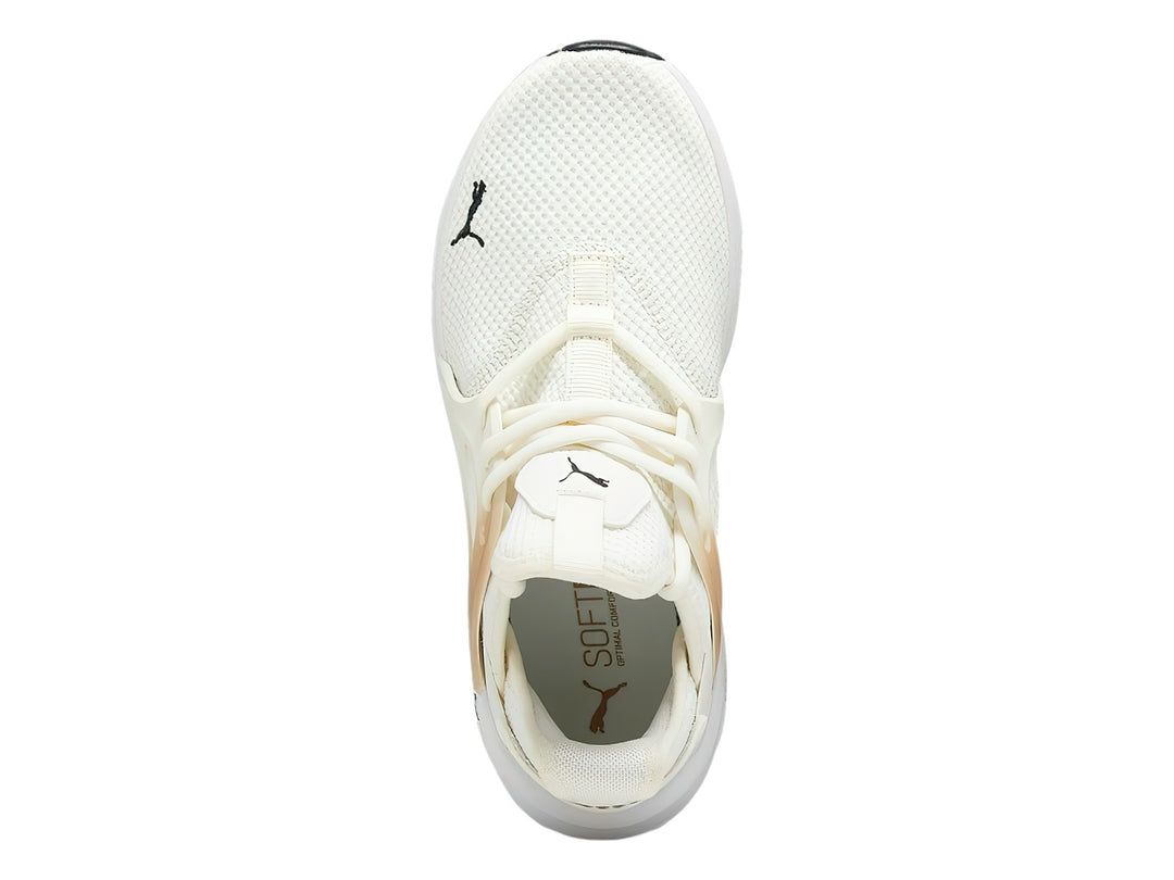 Tenis deportivos PUMA color blanco con detalles en dorado y suela blanca.