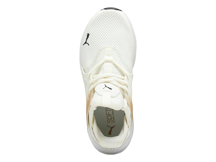 Tenis deportivos PUMA color blanco con detalles en dorado y suela blanca.