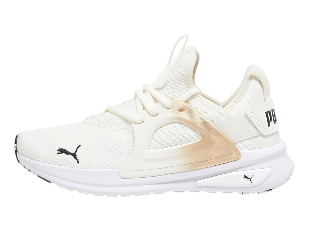 Tenis deportivos PUMA color blanco con detalles en dorado y suela blanca.