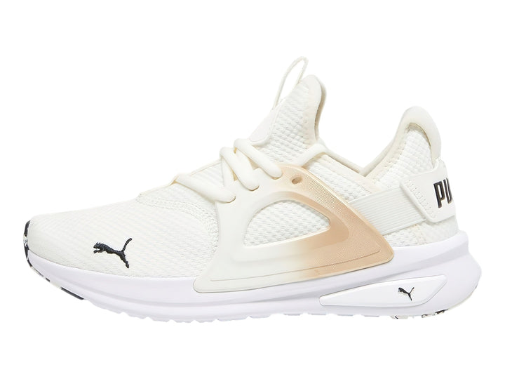 Tenis deportivos PUMA color blanco con detalles en dorado y suela blanca.