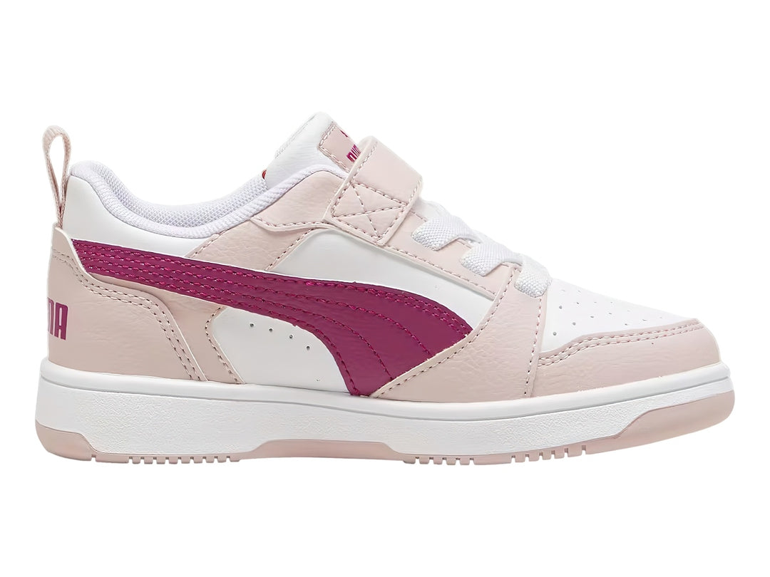 Tenis PUMA Rebound V6 Lo AC+PS en colores rosa mauve mist, blanco y magenta con cierre de velcro para niños.