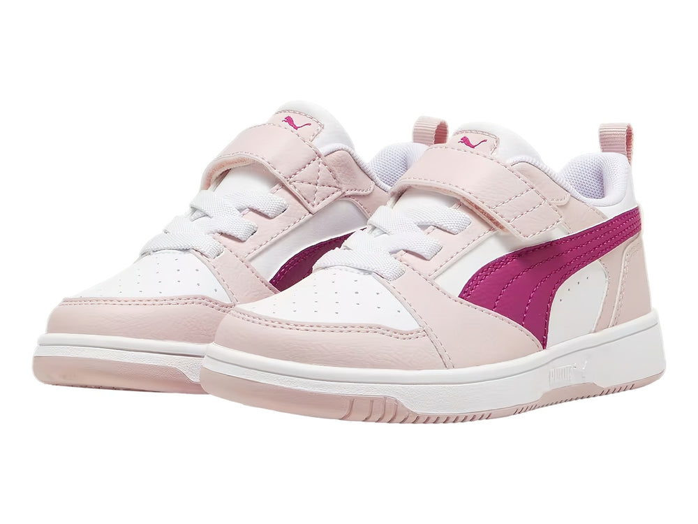 Tenis PUMA Rebound V6 Lo AC+PS en colores rosa mauve mist, blanco y magenta con cierre de velcro para niños.