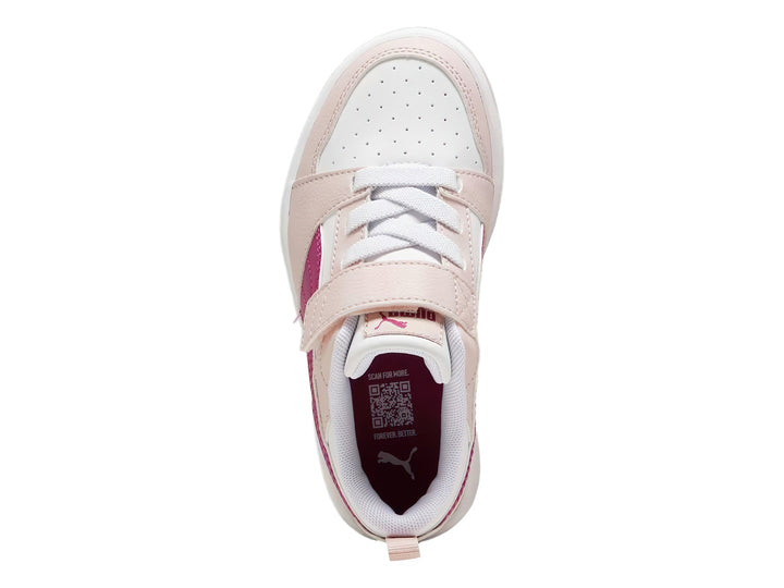 Tenis PUMA Rebound V6 Lo AC+PS en colores rosa mauve mist, blanco y magenta con cierre de velcro para niños.