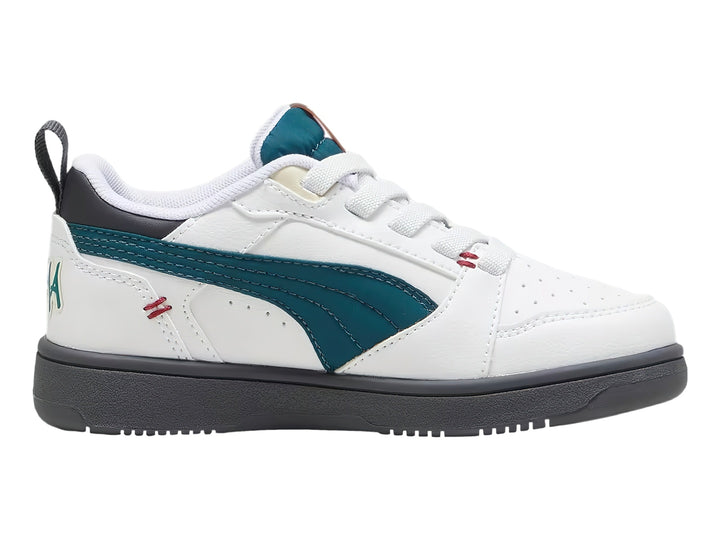Tenis PUMA Rebound V6 Lo Mid 90s en color blanco con detalles en verde azulado y suela gris para niño.