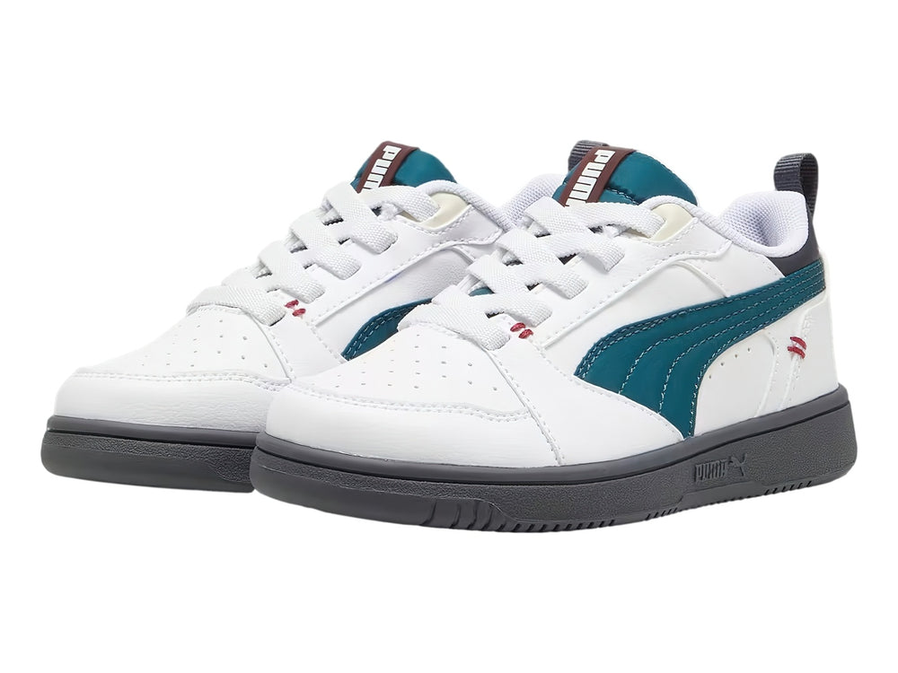Tenis PUMA Rebound V6 Lo Mid 90s en color blanco con detalles en verde azulado y suela gris para niño.