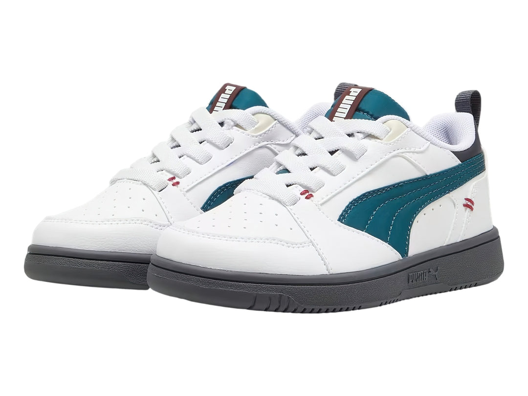 Tenis PUMA Rebound V6 Lo Mid 90s en color blanco con detalles en verde azulado y suela gris para niño.