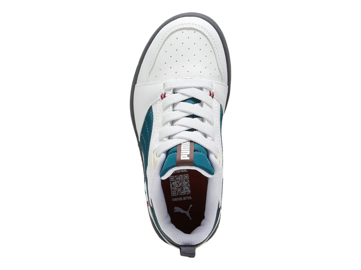 Tenis PUMA Rebound V6 Lo Mid 90s en color blanco con detalles en verde azulado y suela gris para niño.