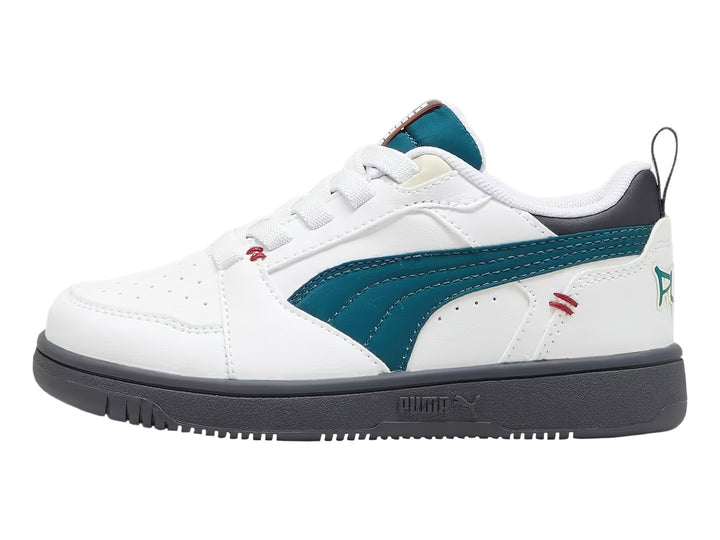 Tenis PUMA Rebound V6 Lo Mid 90s en color blanco con detalles en verde azulado y suela gris para niño.
