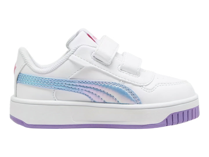 Tenis PUMA blancos para niño o niña con cierre de velcro y detalles en color morado y azul brillante.