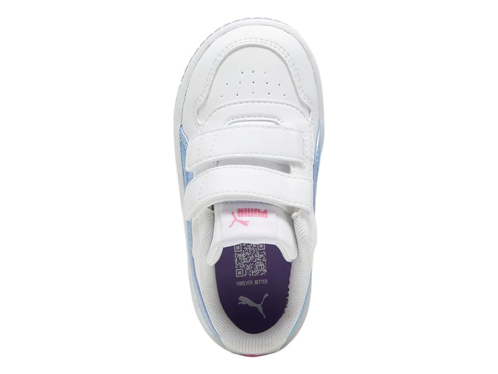 Tenis PUMA blancos para niño o niña con cierre de velcro y detalles en color morado y azul brillante.