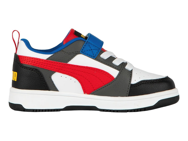 Tenis PUMA Rebound V6 Lo AC+PS para niño en colores blanco, negro y rojo con cierre de velcro.