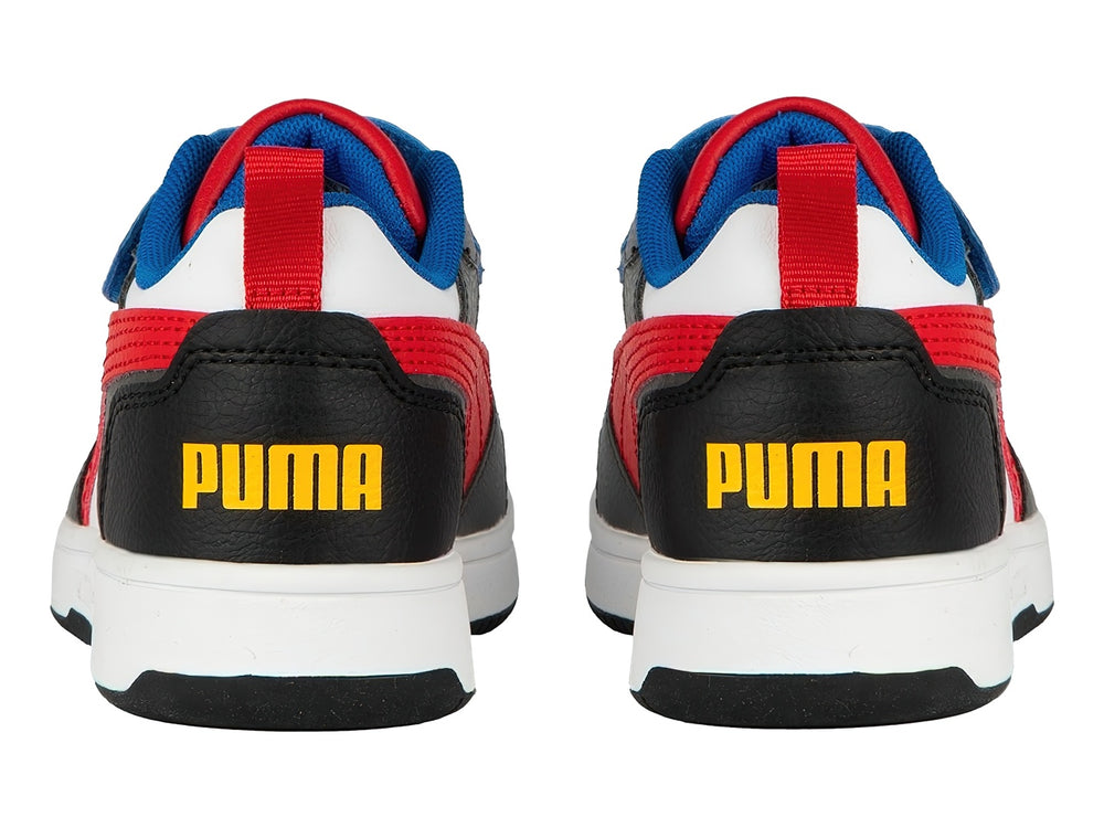 Tenis PUMA Rebound V6 Lo AC+PS para niño en colores blanco, negro y rojo con cierre de velcro.