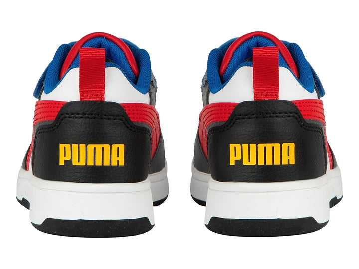 Tenis PUMA Rebound V6 Lo AC+PS para niño en colores blanco, negro y rojo con cierre de velcro.