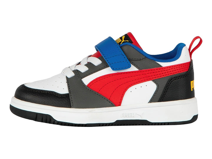 Tenis PUMA Rebound V6 Lo AC+PS para niño en colores blanco, negro y rojo con cierre de velcro.