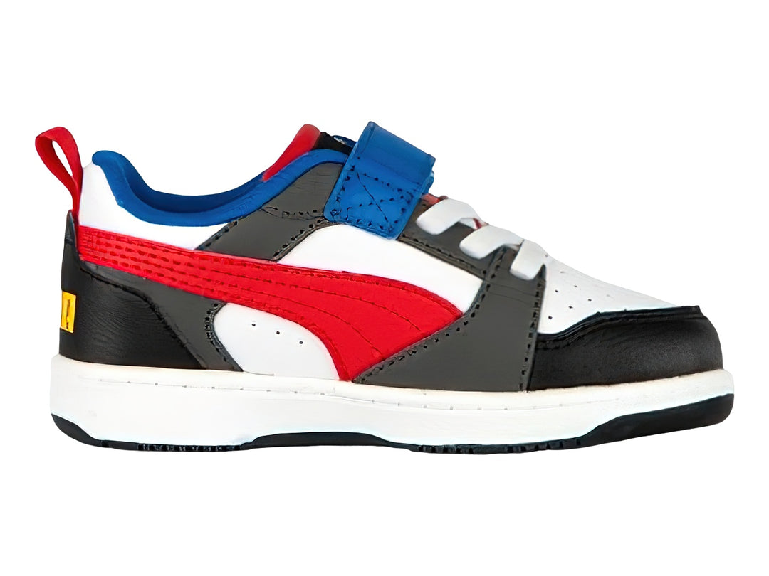 Tenis PUMA infantiles multicolores en blanco, negro, rojo y azul con correa de velcro.