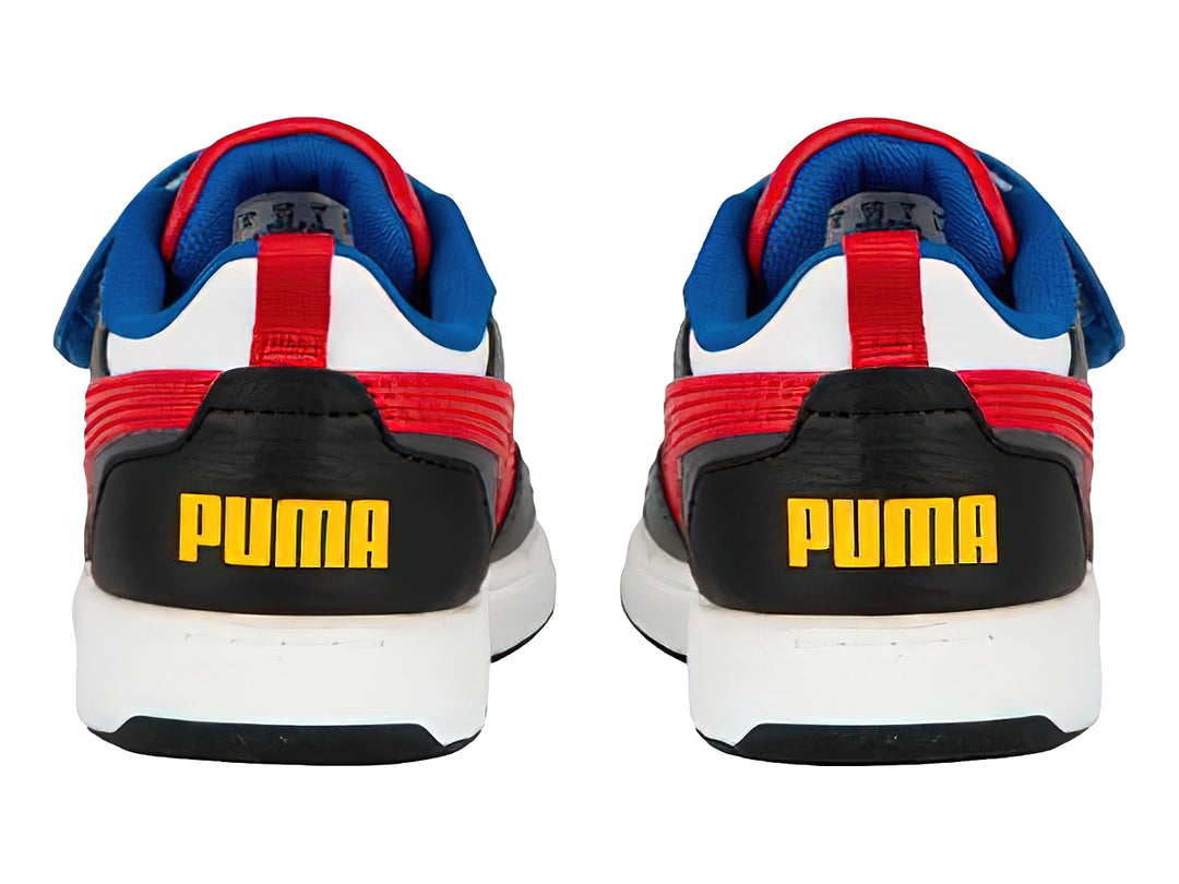 Tenis PUMA infantiles multicolores en blanco, negro, rojo y azul con correa de velcro.