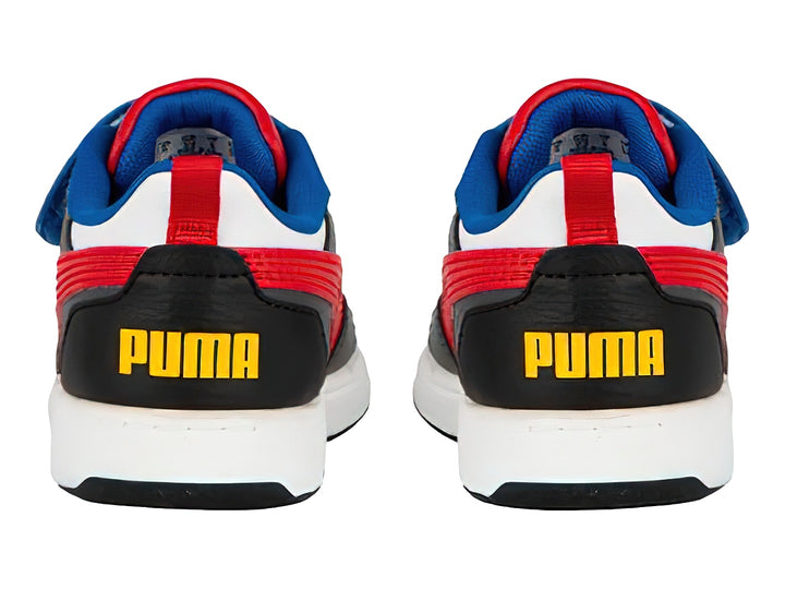 Tenis PUMA infantiles multicolores en blanco, negro, rojo y azul con correa de velcro.