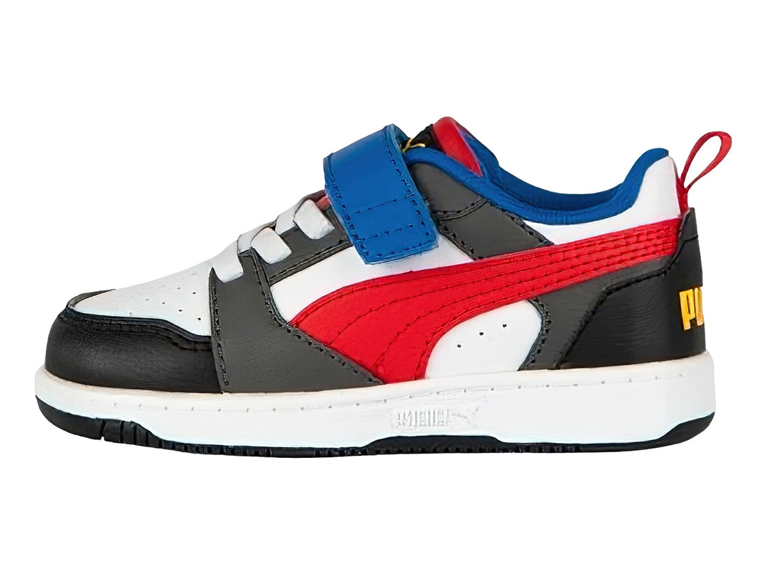 Tenis PUMA infantiles multicolores en blanco, negro, rojo y azul con correa de velcro.