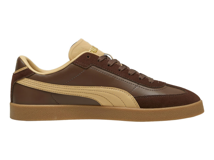 Tenis PUMA Club II Era 25 en color marrón espresso con detalles en beige y suela de goma.