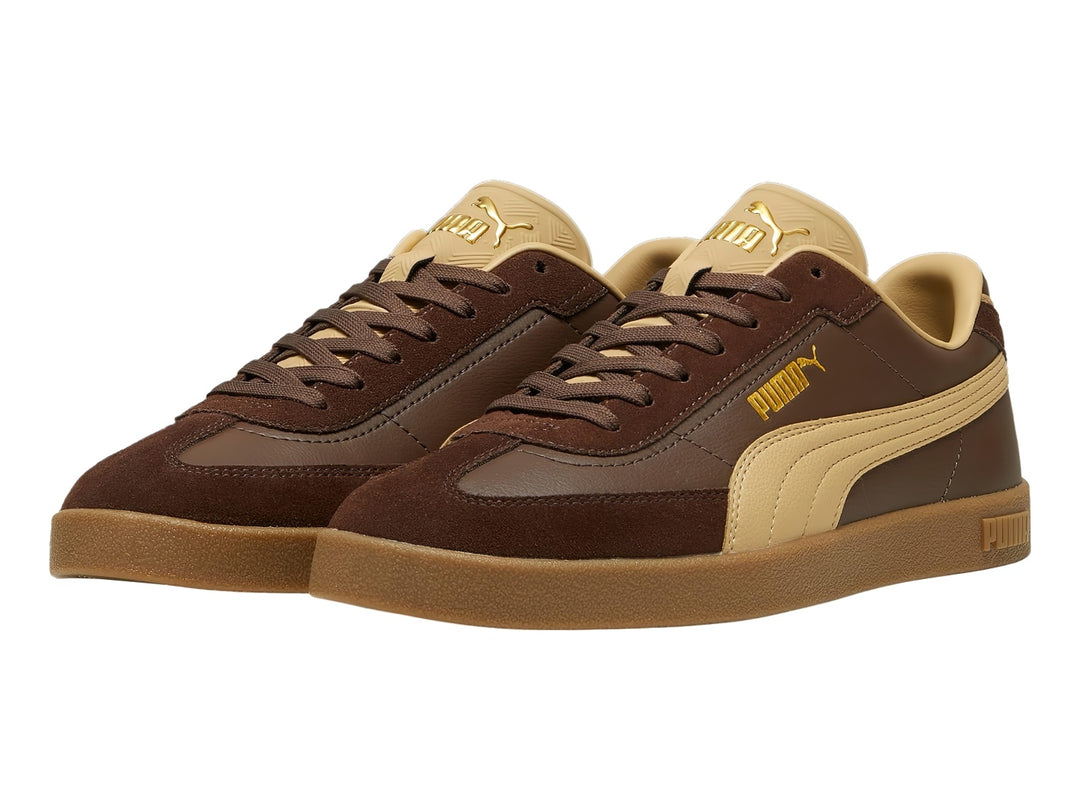 Tenis PUMA Club II Era 25 en color marrón espresso con detalles en beige y suela de goma.