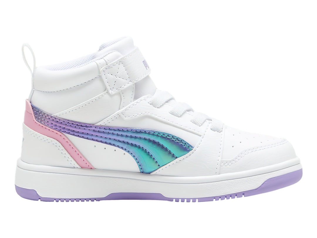 Tenis PUMA blancos de corte medio con detalles iridiscentes y suela morada.
