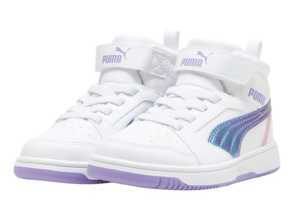 Tenis PUMA blancos de corte medio con detalles iridiscentes y suela morada.