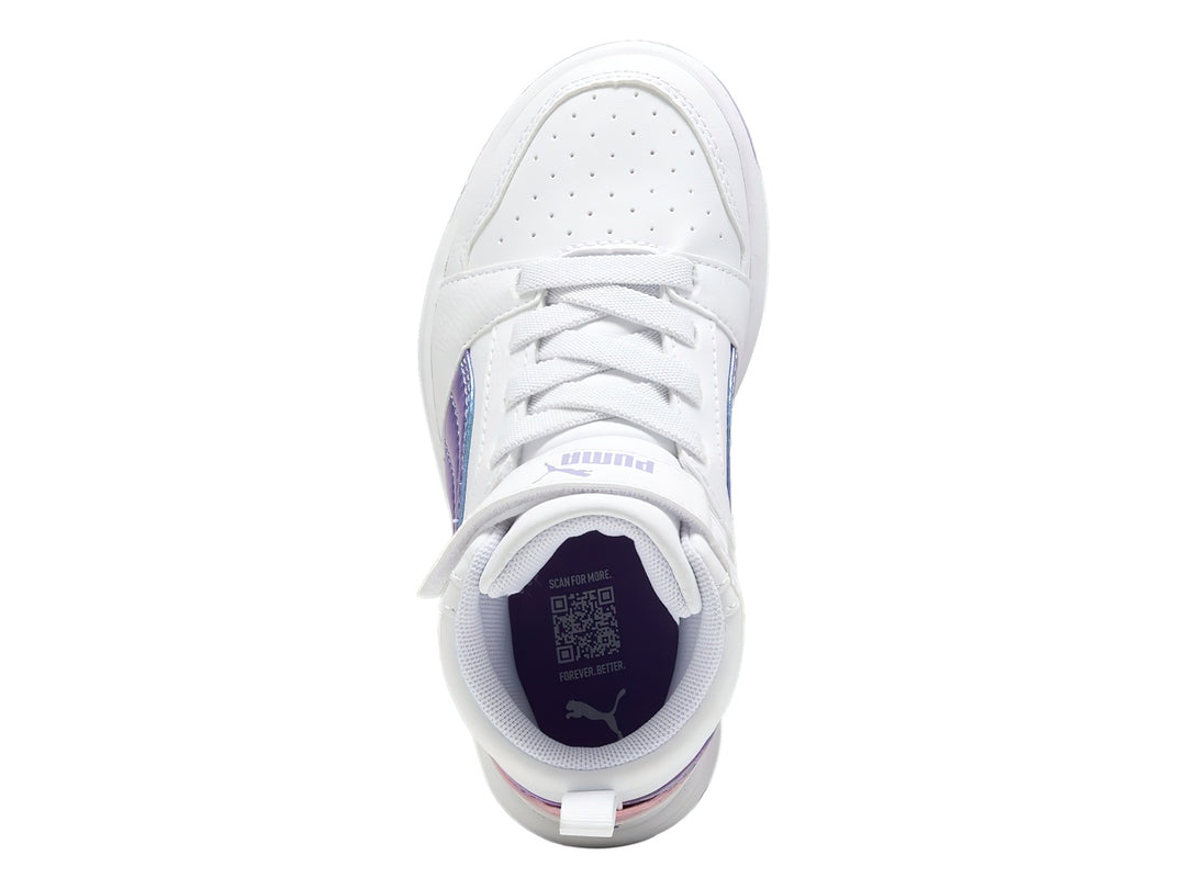 Tenis PUMA blancos de corte medio con detalles iridiscentes y suela morada.