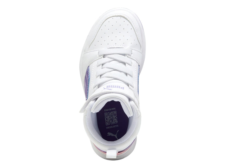Tenis PUMA blancos de corte medio con detalles iridiscentes y suela morada.