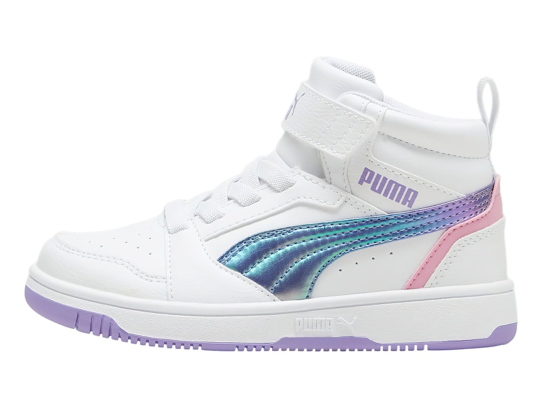 Tenis PUMA blancos de corte medio con detalles iridiscentes y suela morada.
