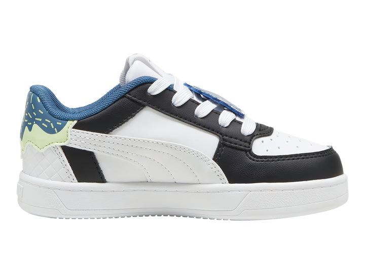 Tenis PUMA Caven 2.0 Trolls en colores negro, blanco y azul con detalles coloridos en el talón para niño.