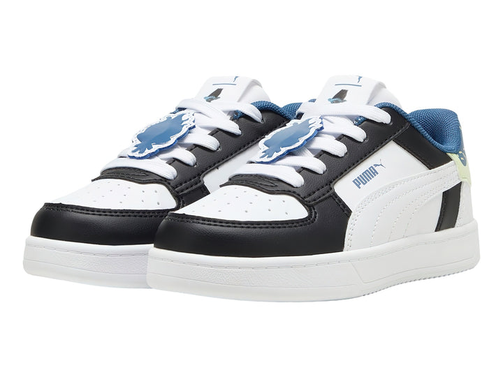 Tenis PUMA Caven 2.0 Trolls en colores negro, blanco y azul con detalles coloridos en el talón para niño.