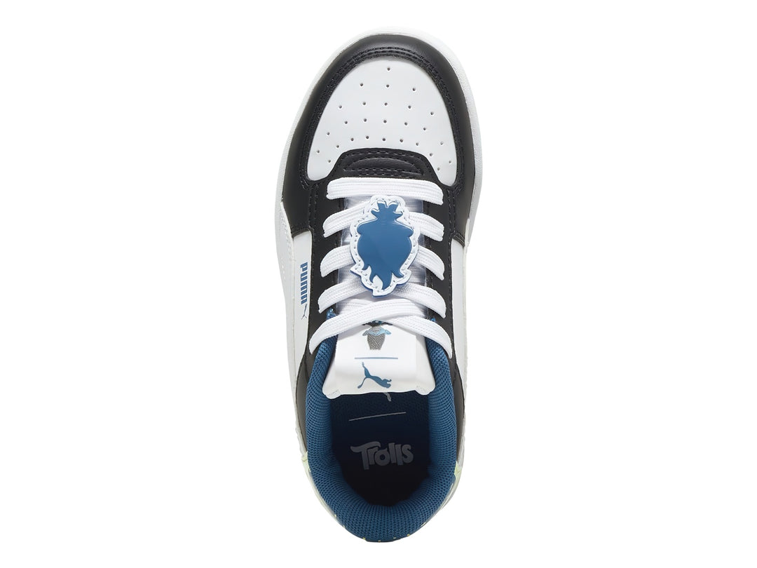 Tenis PUMA Caven 2.0 Trolls en colores negro, blanco y azul con detalles coloridos en el talón para niño.