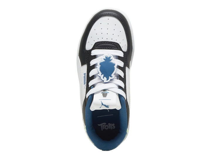 Tenis PUMA Caven 2.0 Trolls en colores negro, blanco y azul con detalles coloridos en el talón para niño.