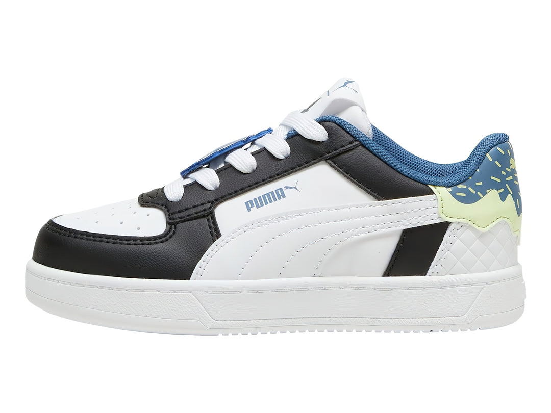 Tenis PUMA Caven 2.0 Trolls en colores negro, blanco y azul con detalles coloridos en el talón para niño.