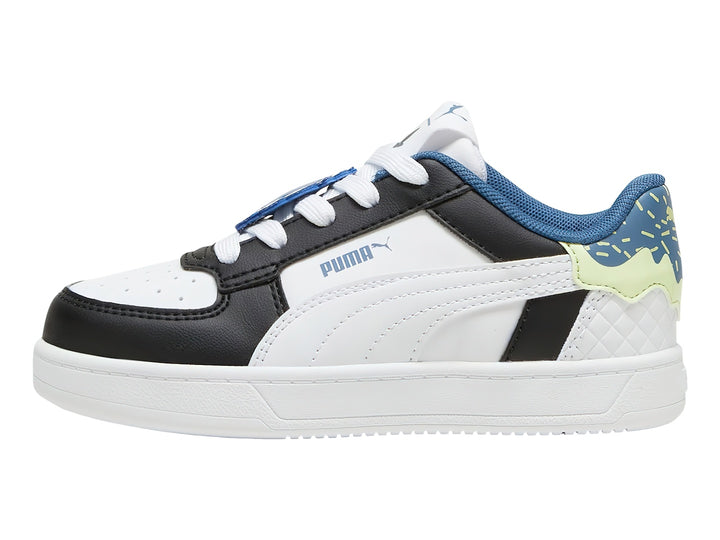 Tenis PUMA Caven 2.0 Trolls en colores negro, blanco y azul con detalles coloridos en el talón para niño.