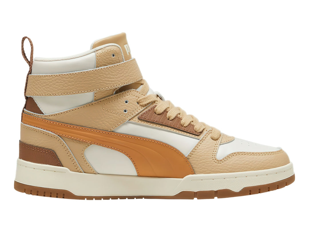 Tenis PUMA de bota alta en colores blanco, beige y café con correa ajustable en el tobillo.