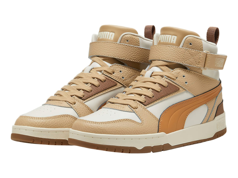 Tenis PUMA de bota alta en colores blanco, beige y café con correa ajustable en el tobillo.