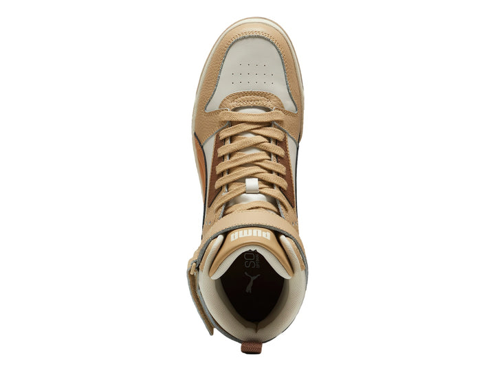 Tenis PUMA de bota alta en colores blanco, beige y café con correa ajustable en el tobillo.