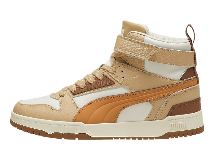 Tenis PUMA de bota alta en colores blanco, beige y café con correa ajustable en el tobillo.