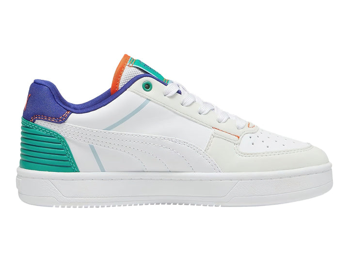 Tenis PUMA blancos para niños con detalles en verde, morado y naranja.