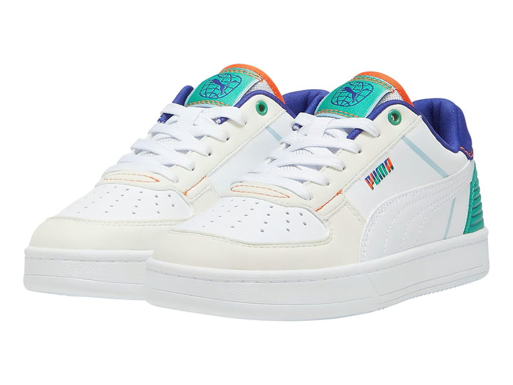 Tenis PUMA blancos para niños con detalles en verde, morado y naranja.
