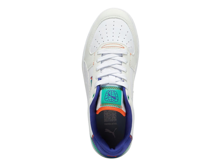 Tenis PUMA blancos para niños con detalles en verde, morado y naranja.