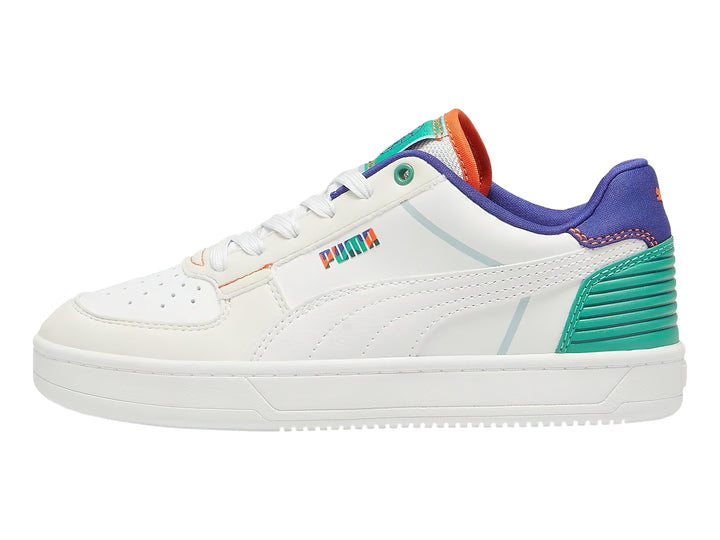 Tenis PUMA blancos para niños con detalles en verde, morado y naranja.