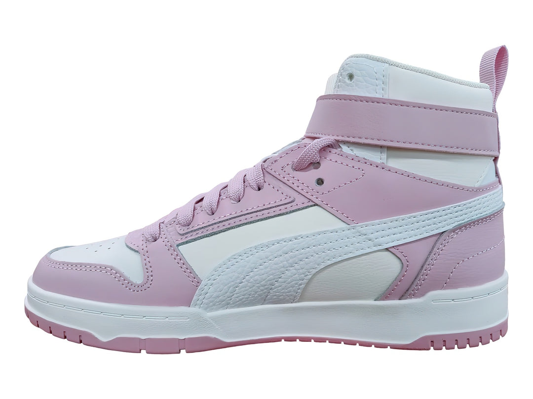 Tenis PUMA de bota alta en colores rosa y blanco con correa de velcro en el tobillo.