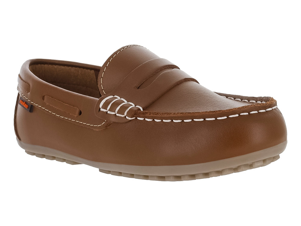 Zapato tipo mocasín color café para Niño con costuras blancas y suela dentada.