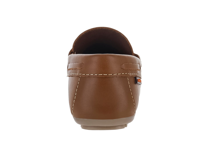 Zapato tipo mocasín color café para Niño con costuras blancas y suela dentada.